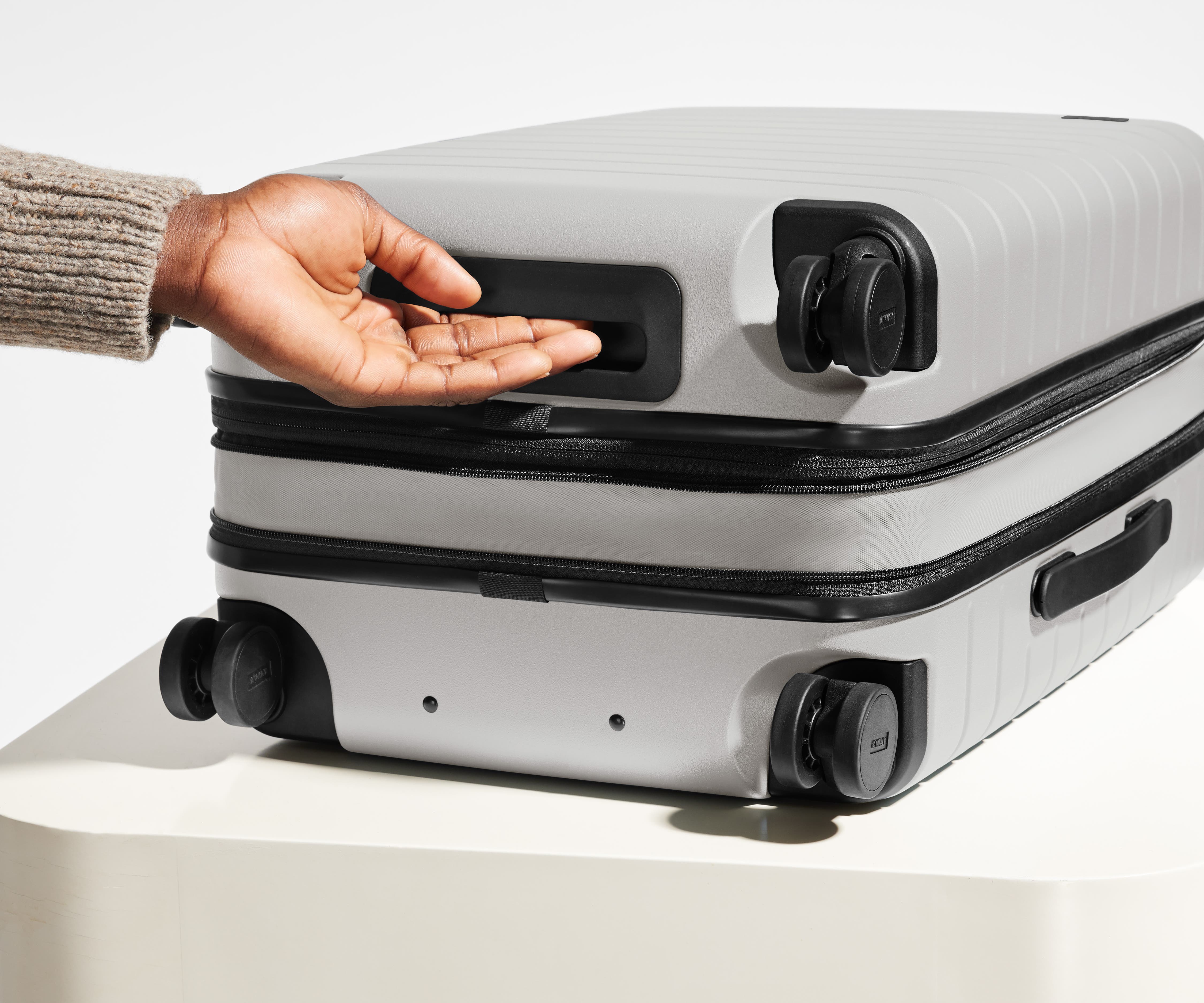 The Bigger Carry-On Flex in Cloud Gray - Image 7