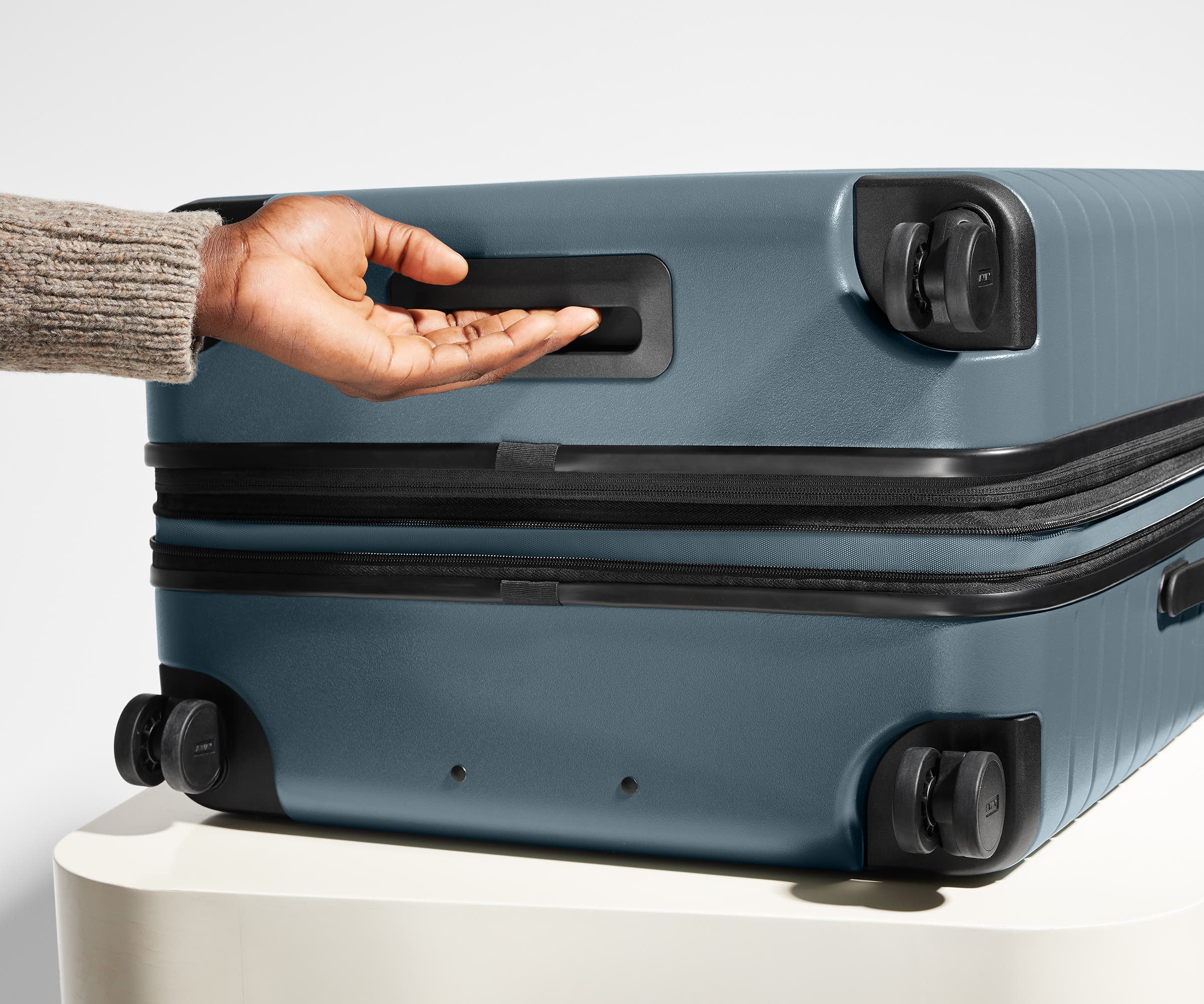 The Medium Flex in Coast Blue - Image 7